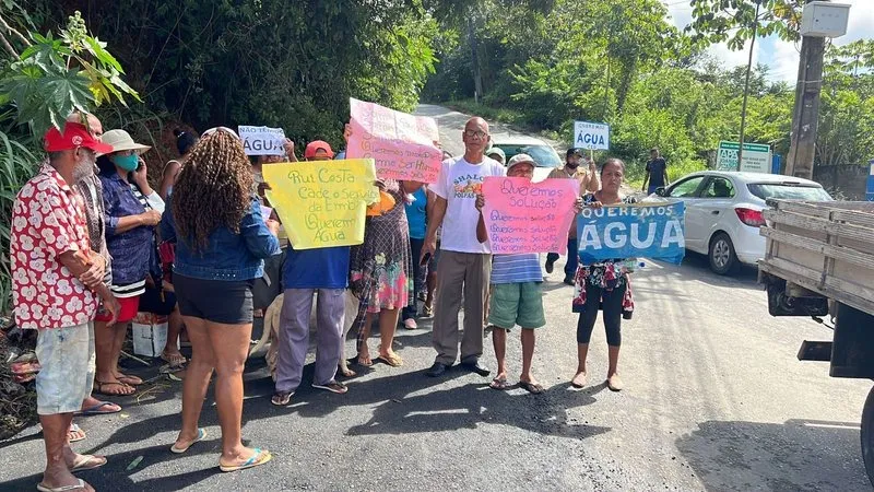 Moradores protestando contra a falta de água e saneamento básico