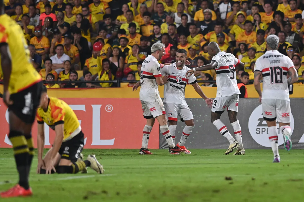 Com esta vitória, o São Paulo ficou em segundo lugar com seis pontos