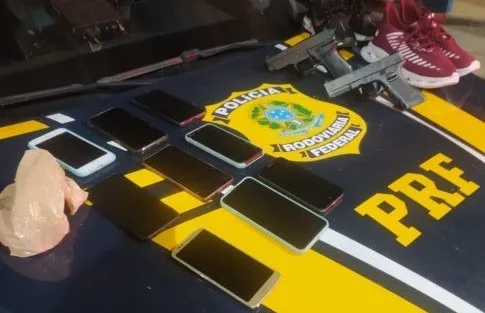 Policiais encontraram dois simulacros de armas de fogo e nove aparelhos celulares