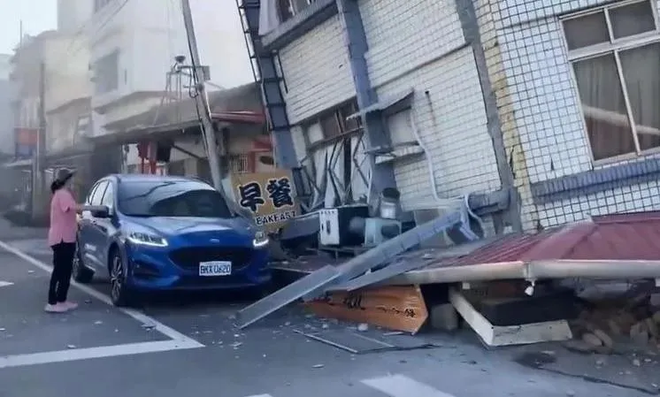 Vídeos publicados nas redes sociais mostram prédios destruídos após tremor de terra