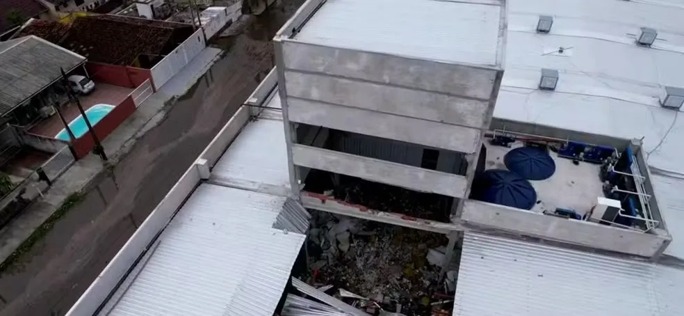 Nas redes sociais, circula um vídeo do desabamento no interior do mercado Super Rede Atacadista