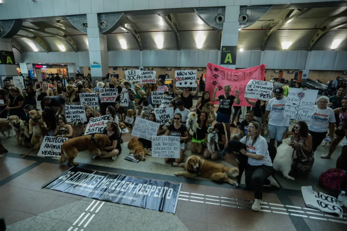 Manifestantes realizaram o ato no aeroporto na manhã deste domingo, 28