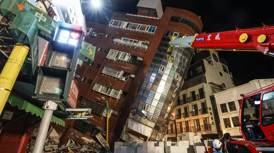 Prédio desaaba após terremoto no início de abril em Taiwan