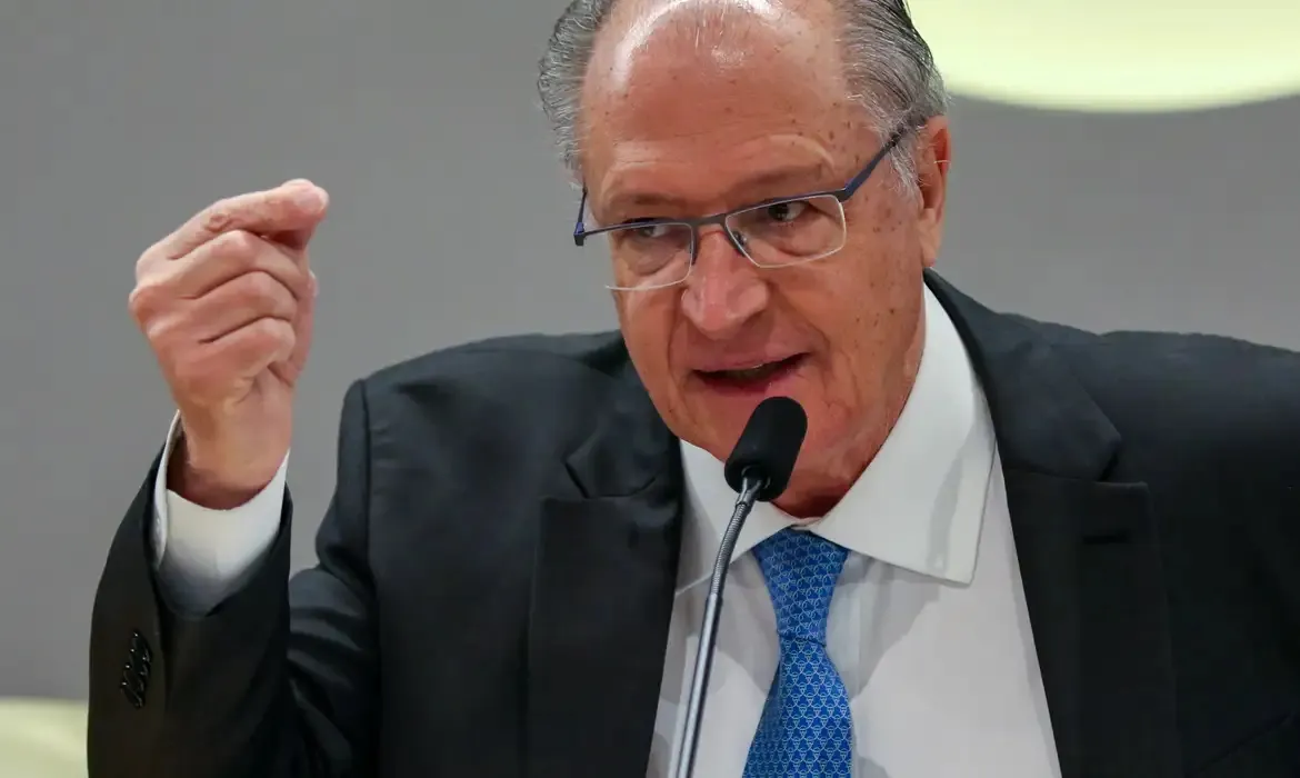 Alckmin tem sintomas leves e passa bem