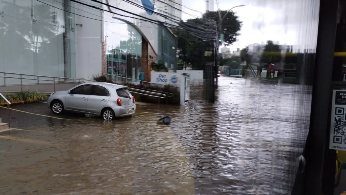 Caminho das Árvores fica tomado pela água após chuva na capital baiana