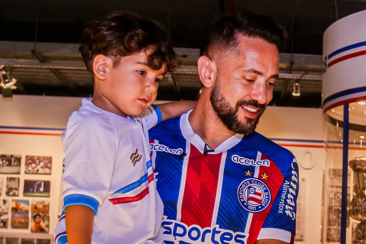 Everton Ribeiro com Totói, seu filho mais novo, no colo