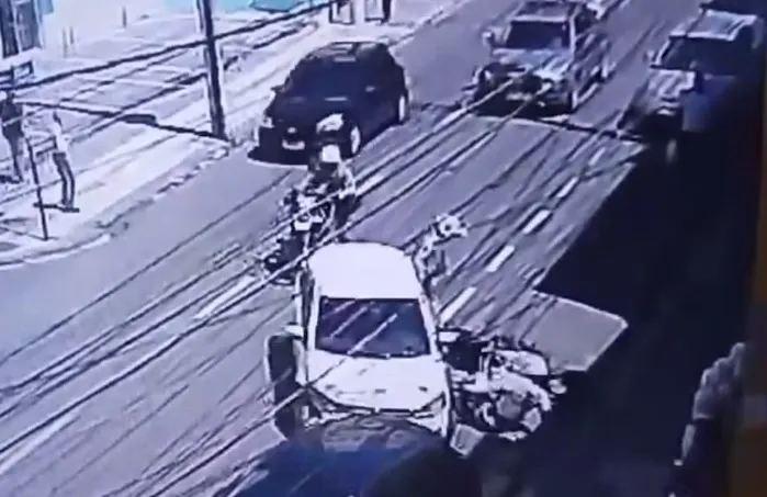 Em imagens que circulam nas redes sociais, é possível ver o momento em que o carro atinge as motocicletas e dois policiais caem