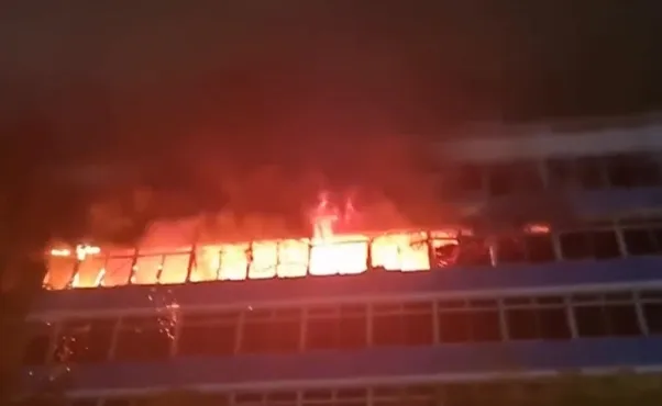 Imagem ilustrativa da imagem Vídeo: incêndio atinge antiga sede do Colégio Estadual Landulfo Alves