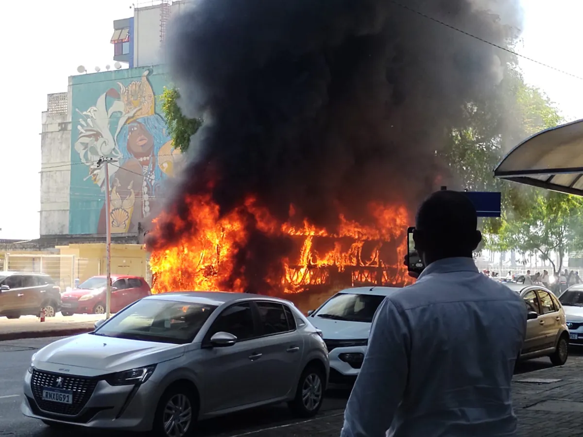 Vídeos que circulam nas redes sociais mostram o ônibus pegando fogo