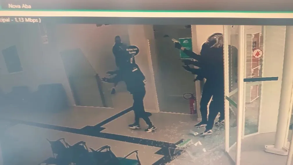 Assaltantes trocam tiros em roubo a banco em Santa Catarina