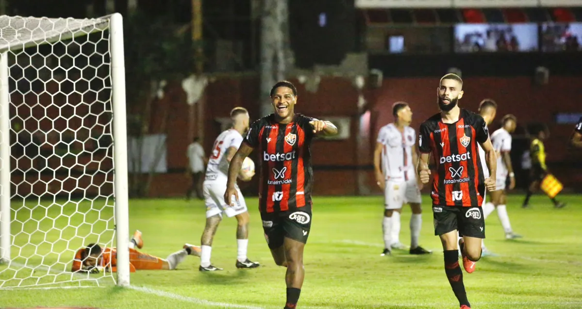 Rodrigo Andrade comemora primeiro gol do Vitória contra o Atlético