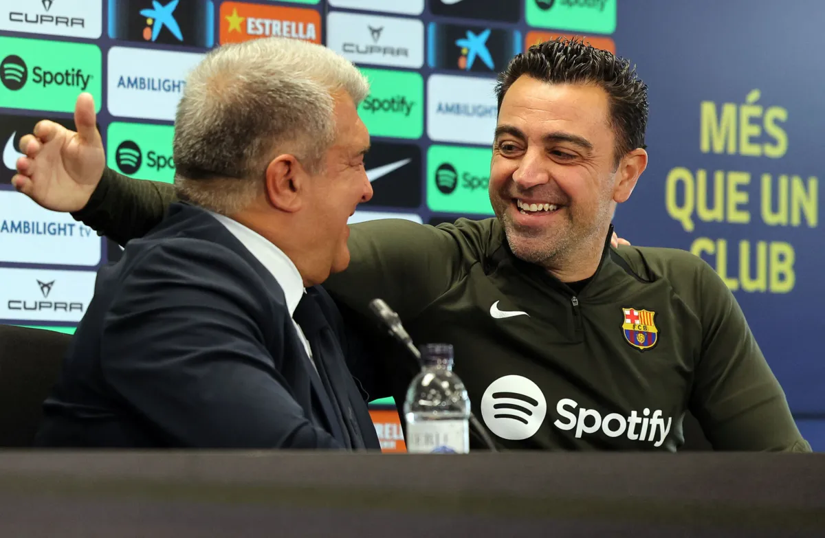 Xavi seguirá como treinador do Barcelona