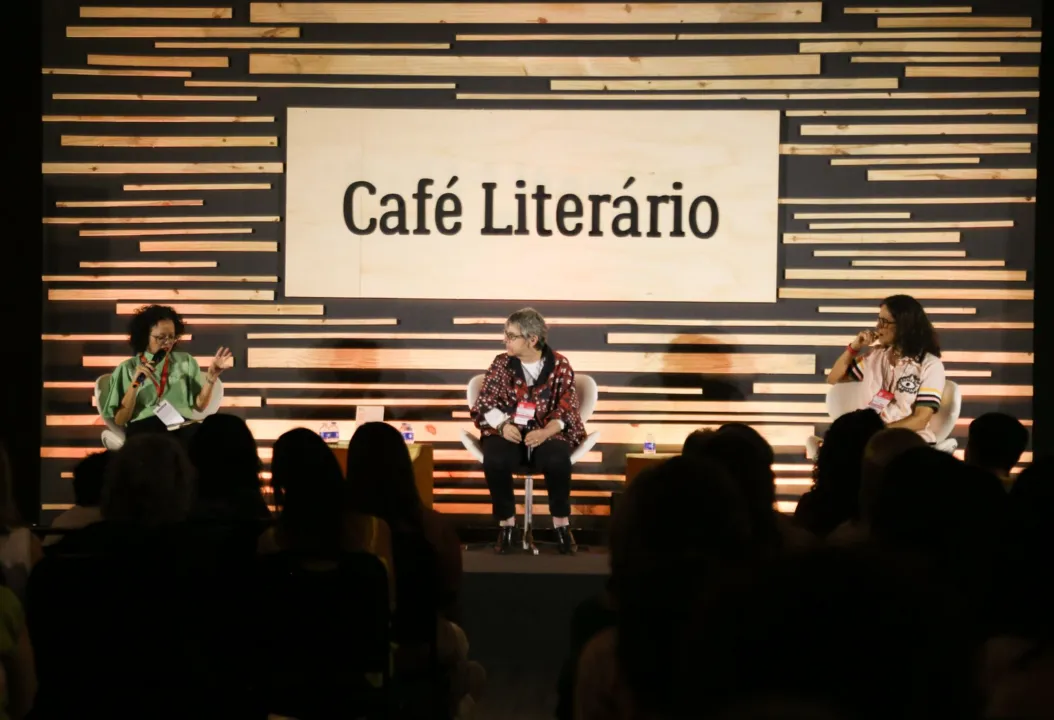 Debate estava previsto para acontecer na 'Arena Jovem', mas devido a falta de energia durante a manhã e falta de ar-condicionado, ocorreu no 'Café literário'