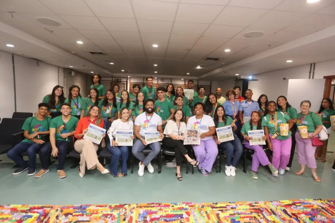 Equipe do A TARDE Educação reunida com estudantes e professores da rede estadual