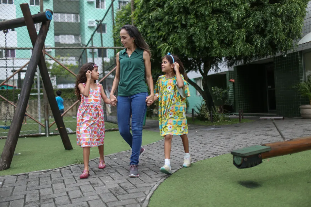 Larissa Ramos Barreto com as filhas Jhudi e Analu