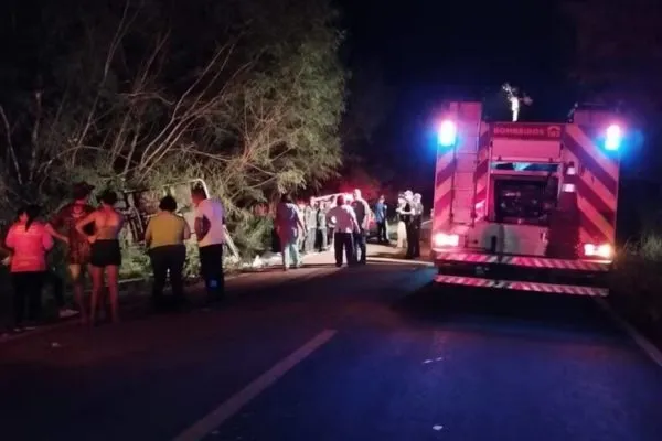 Acidente ocorreu por volta das 19h30 deste domingo