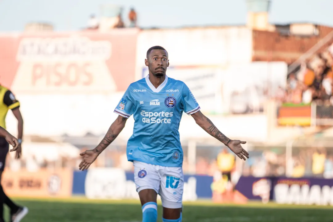 Ademir comemora gol sobre a Juazeirense