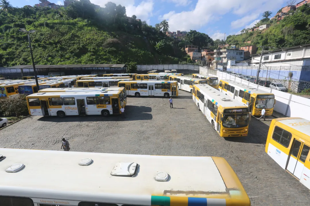 Rodoviários fizeram uma paralização de quatro horas nesta sexta-feira, exigindo um aumento de salário.

Na foto: Garagem de ônibus na Praia Grande 

Foto: Olga Leiria / Ag. A Tarde

Data: 28/05/21