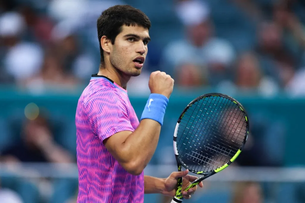 Tenista espanhol Carlos Alcaraz comemora vitória e classificação no Masters 1000 de Miami