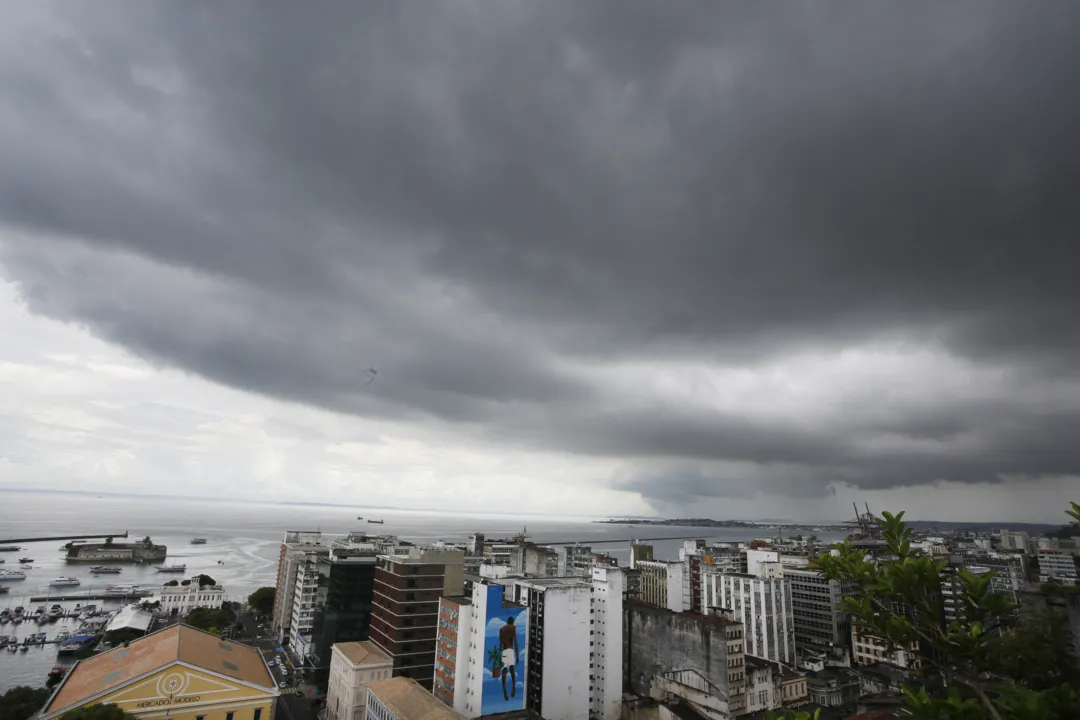 Na faixa norte das regiões Norte e Nordeste do Brasil ocorre excesso de chuva