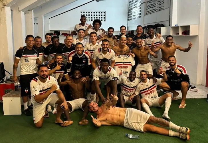 Jogadores e comissão técnica do River-PI comemorando a vitória por 1 a 0 contra o Náutico.