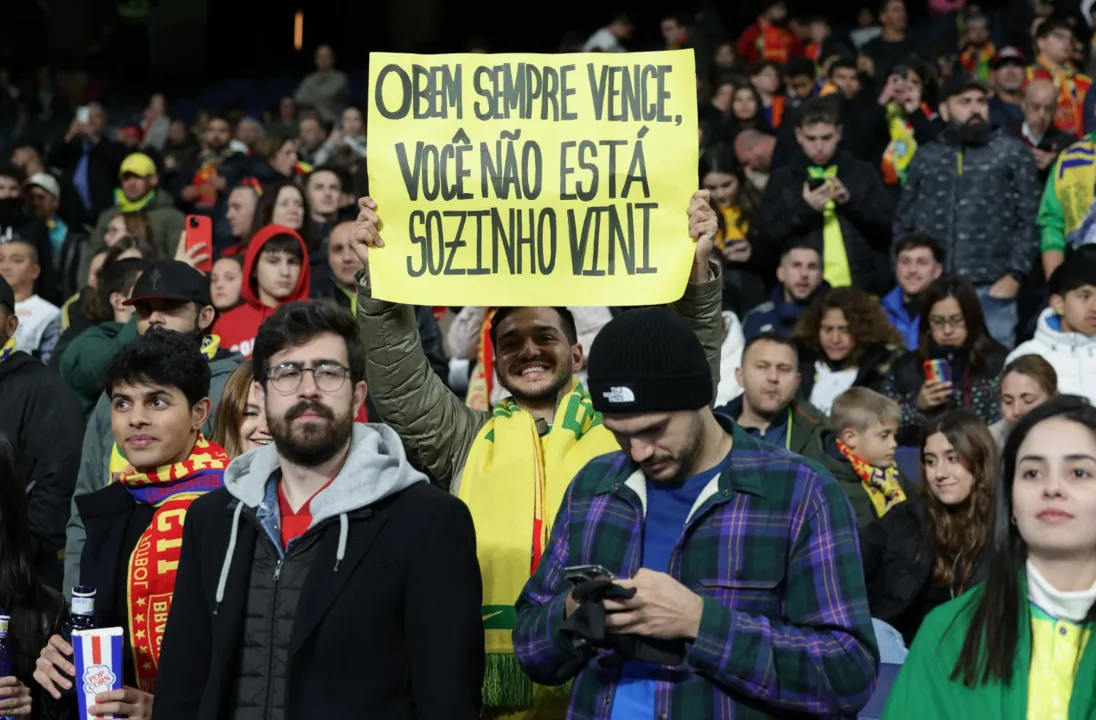 Torcida brasileira apoia Vini Jr. no Santiago Bernabéu