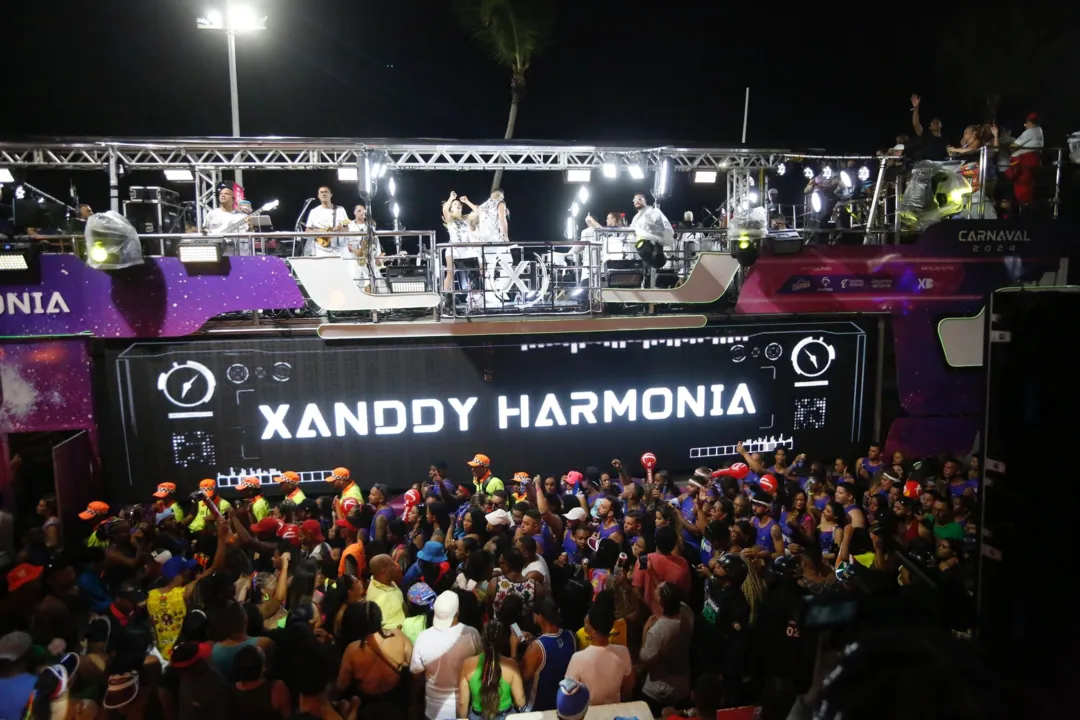 Trio elétrico puxando por Xanddy no Carnaval de Salvador 2024