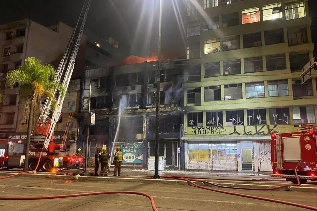 Os bombeiros chegaram ao local por volta de 2h e conseguiram controlar as chamas em torno das 5h