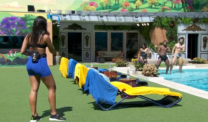 Top 4 do BBB 24 aproveitam manhã de sol na piscina