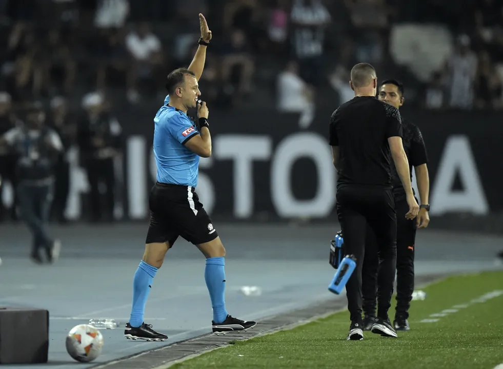 Árbitro Dário Herrera, da partida entre Botafogo e LDU