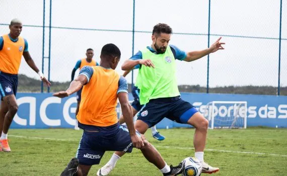 Jogadores treinam com bola nesta segunda-feira, 4.