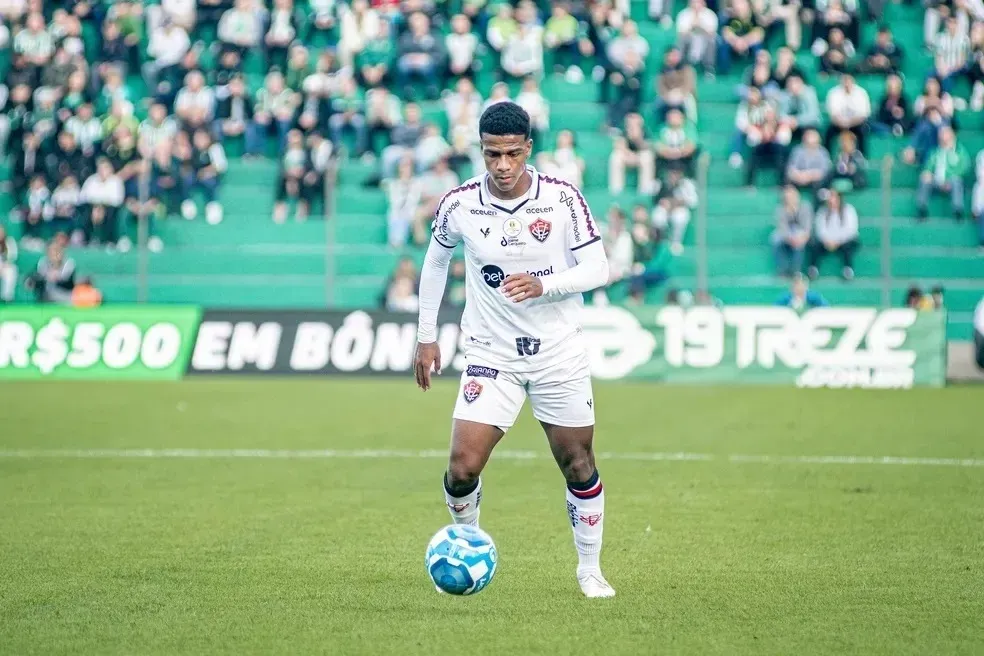 Felipe Vieira em ação com a camisa do Vitória em 2023