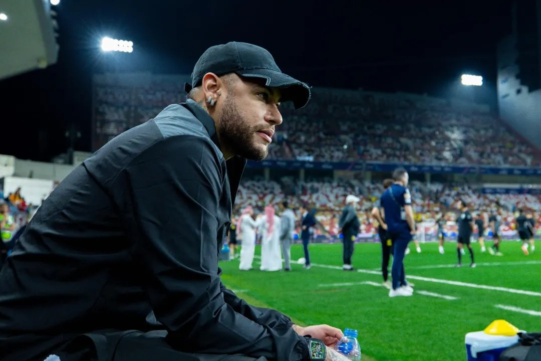 Neymar acompanha jogo do Al-Hilal nos Emirados Árabes