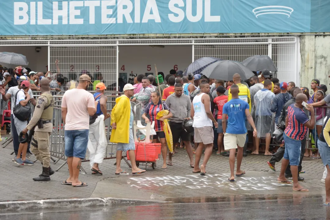 Torcedores passaram a madrugada em fila