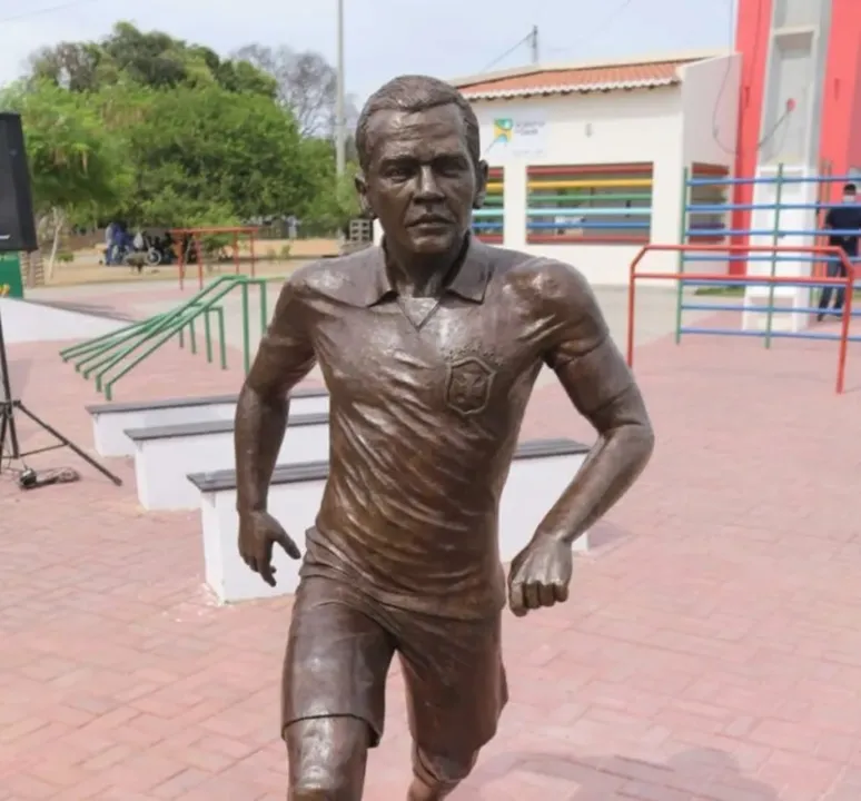 Estátua em homenagem a Daniel Alves em Juazeiro