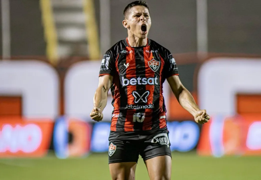 Osvaldo comemorando o gol marcado na vitória por 3 a 0 contra o Atlético de Alagoinhas, neste domingo, 25.