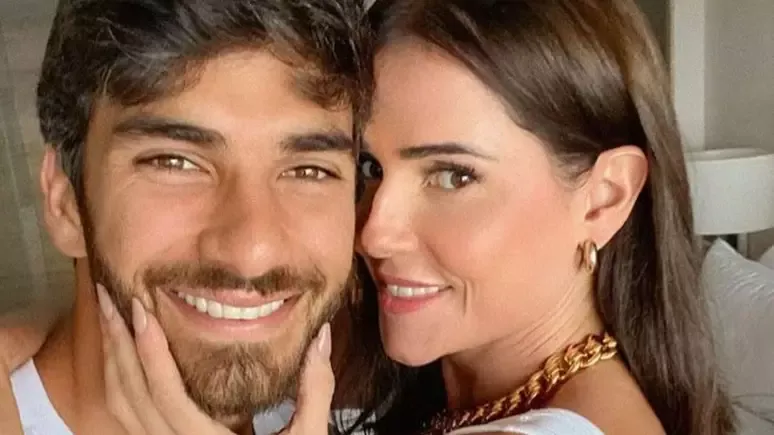 Imagem ilustrativa da imagem Após término, Deborah Secco se declara a Hugo Moura: "Te amo"