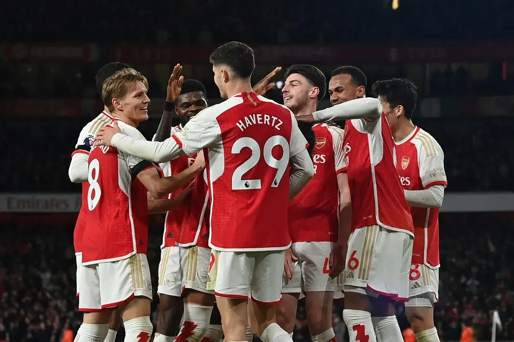 Com 77 pontos, os 'Gunners' se distanciam do Liverpool, 2º com 74, e do Manchester City, 3º com 73