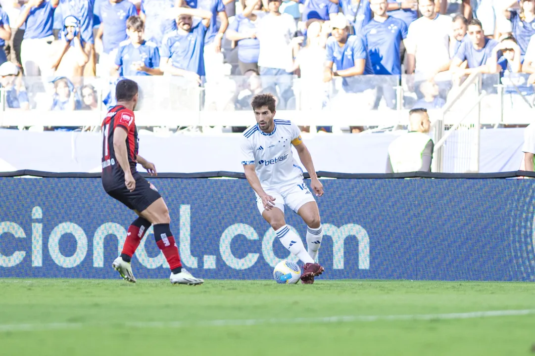 Lucas Silva em partida contra o Vitória