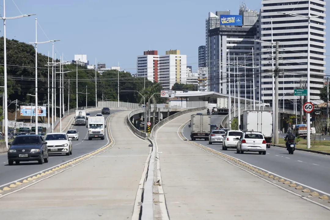 Elevado do BRT na avenida ACM