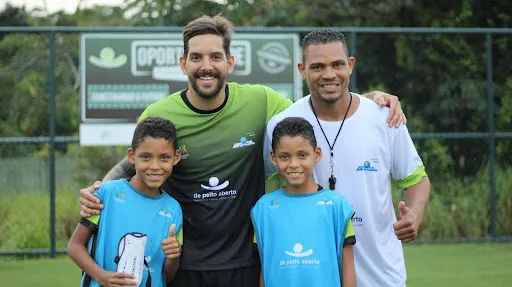 Gêmeos posam com o pai e o cantor Felipe Pezzoni, da Banda Eva