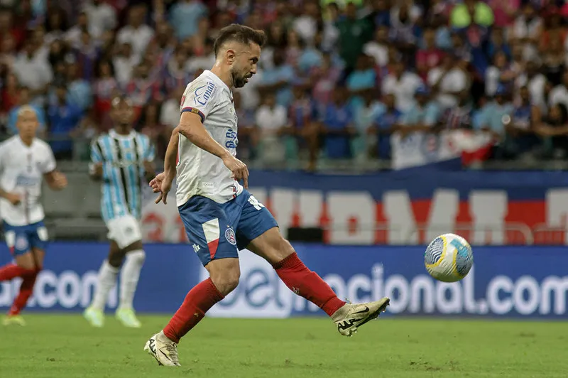 Éverton Ribeiro durante a partida contra o Grêmio, no último sábado, 27.