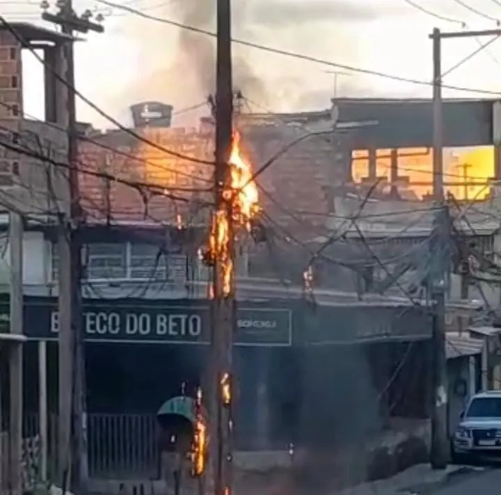 Chamas atingiram a fiação nas primeiras horas desta quina