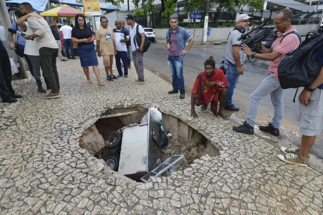 Situação ocorreu repentinamente, quando o solo cedeu logo abaixo de um carrinho de lanches