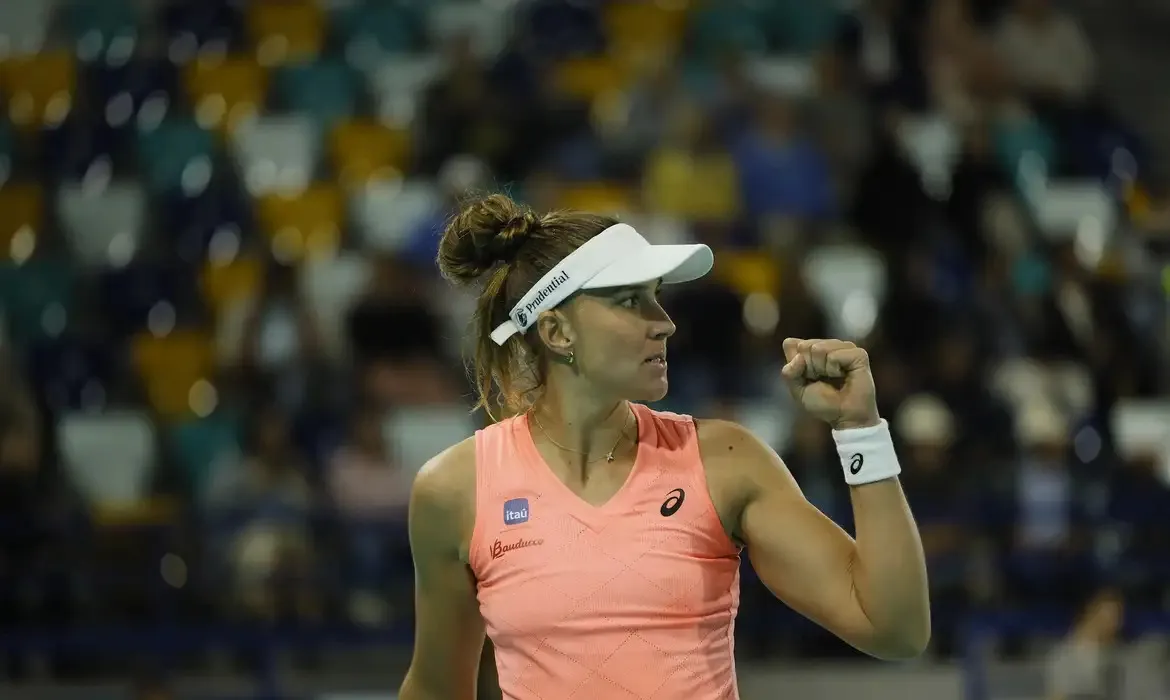 Tênis: Bia Haddad chega à semifinal do WTA 500 de Abu Dhabi

Classificação veio com vitória sobre a tunisiana Ons Jabeur


A classificação veio com uma vitória por 2 sets a 0 (parciais de 6/3 e 6/4) sobre a tunisiana Ons Jabeur. A brasileira também está viva na disputa de duplas.