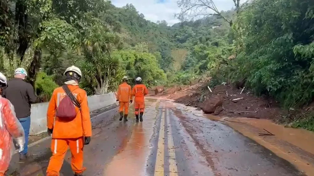 Os bombeiros da Bahia também recuperaram quatro corpos