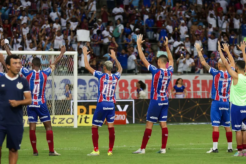 Jogadores do Bahia comemorando triunfo sobre o Criciúma pela Copa do Brasil.