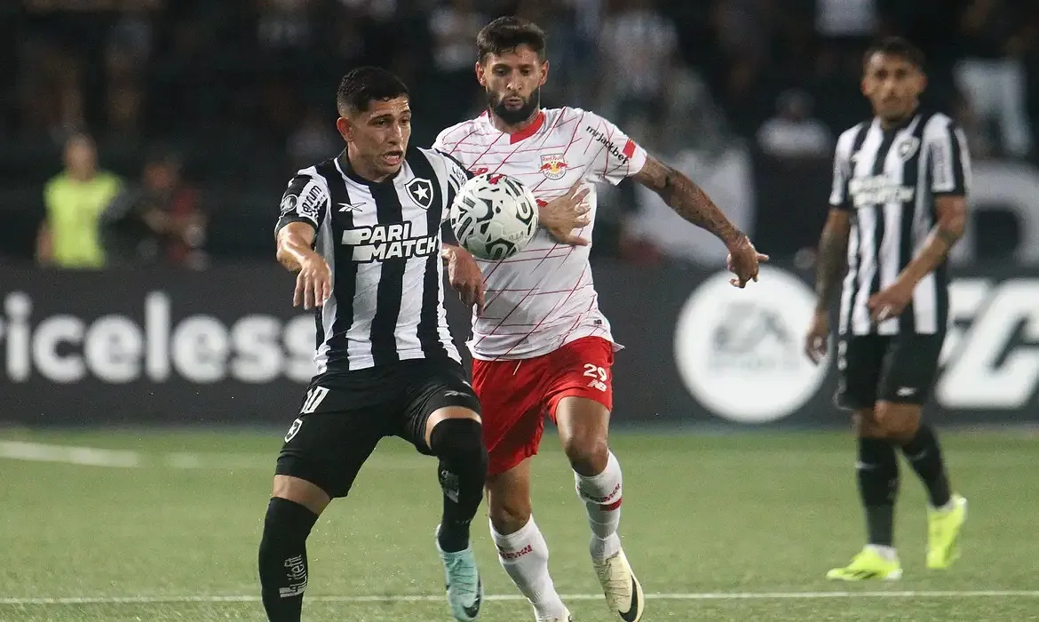 Botafogo e Bragantino durante jogo de ida