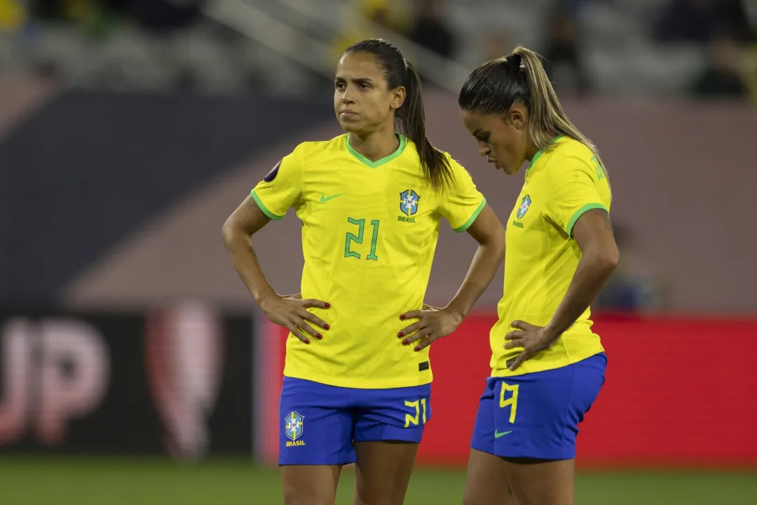 Duda Santos (à esq.) e Gabi Nunes em campo contra o Panamá