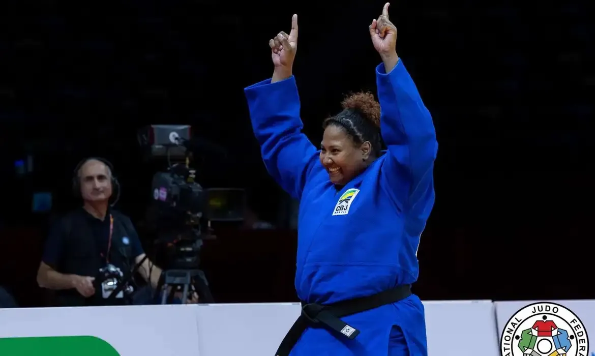 Beatriz Souza, da categoria peso-pesado, conquistou o ouro neste domingo